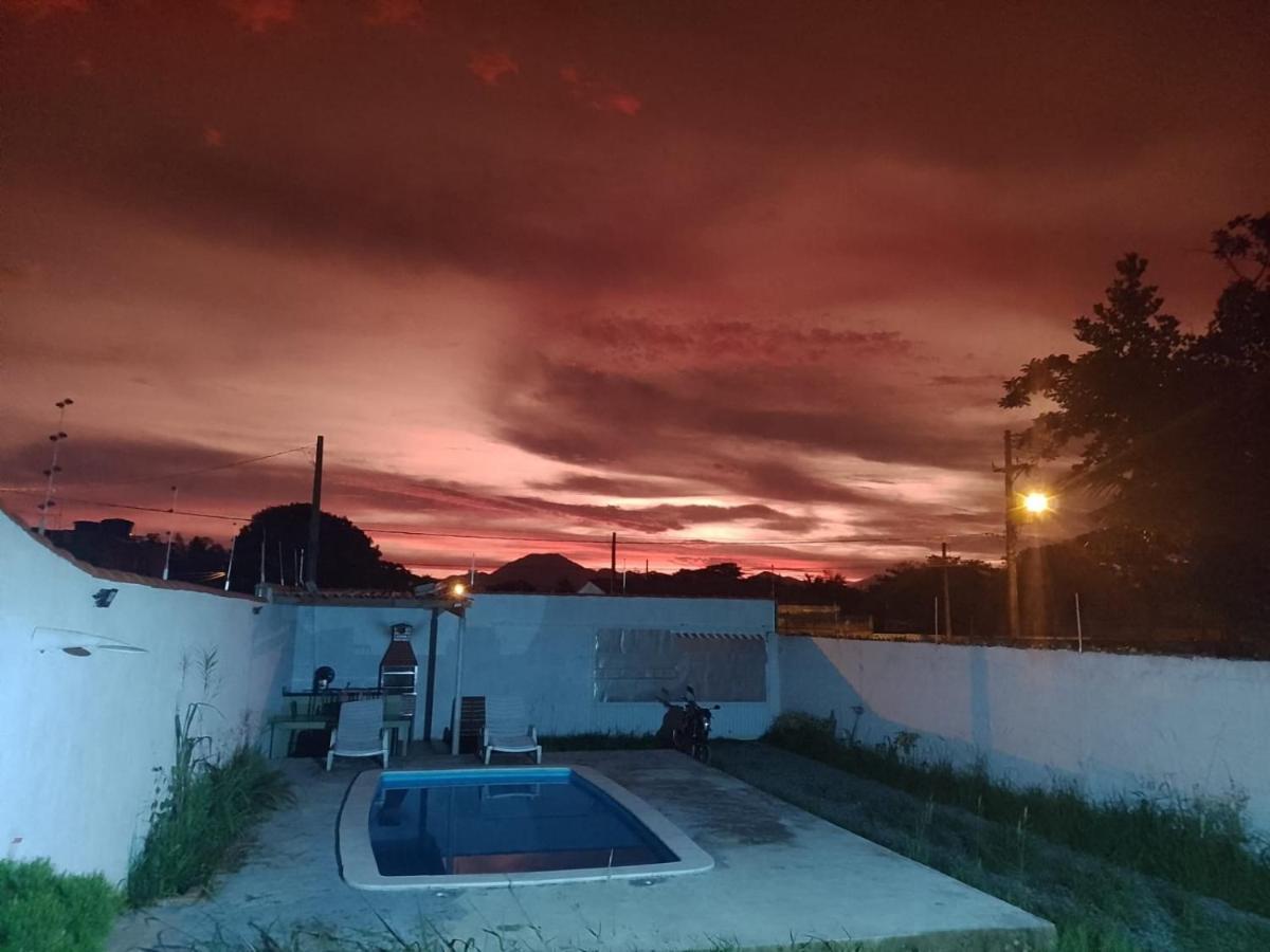 Vila Agradavel Com Piscina. Villa เปรูอิบี ภายนอก รูปภาพ